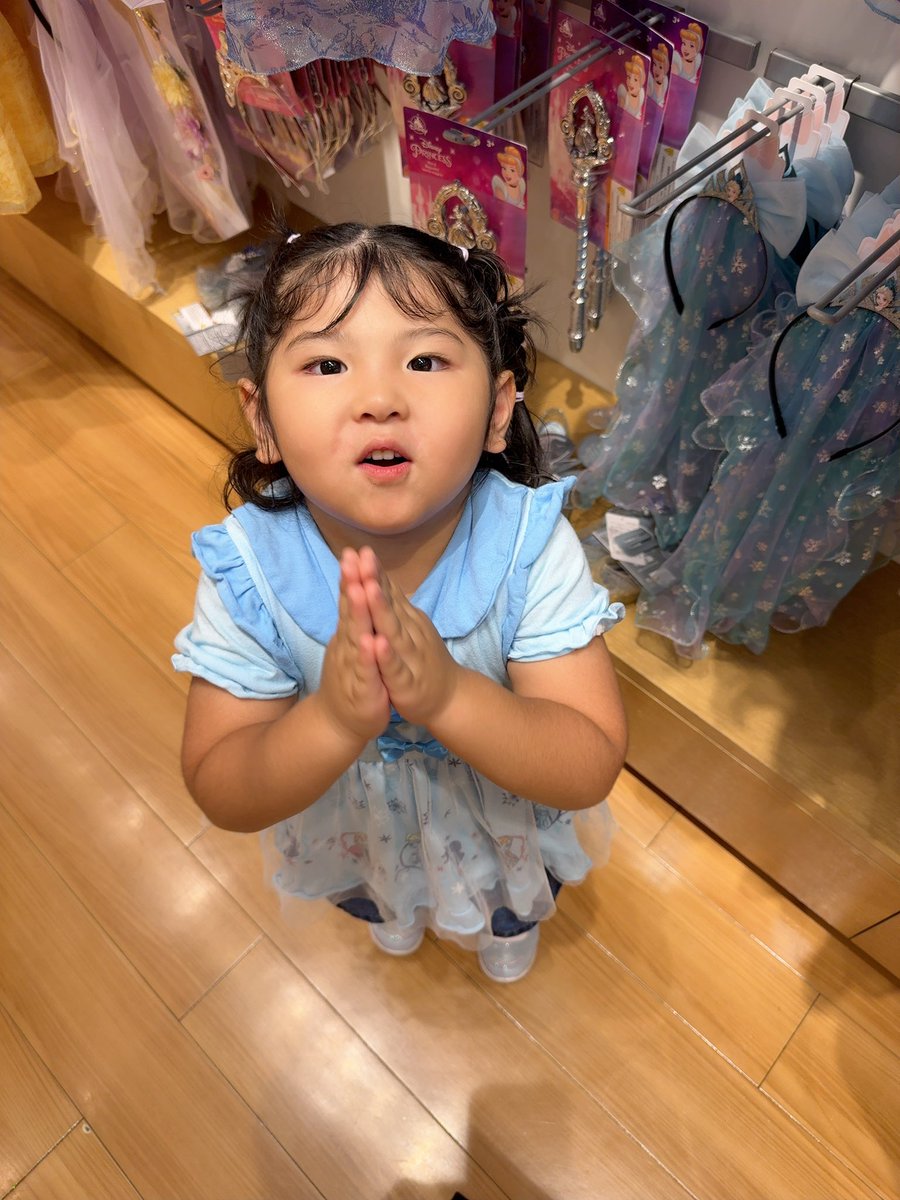 nachipan_mfddr's tweet photo. Disneyストアへ行ったらプリンセスドレスのコーナーで散々おねだりされ、あまりにしつこく「パパお願い、パパ買って」とせがまれた結果、甘々なパパはシンデレラのドレスを買いました😂 https://t.co/v6HZre6lE6