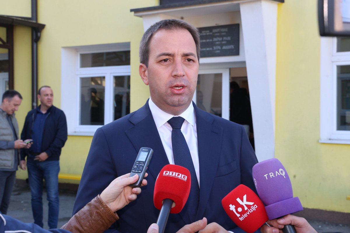 SelakG's tweet photo. Искористио сам своје грађанско право и гласао на изборима, са увјерењем да је сваки глас важан и да свако од н��с има одговорност за будућност Републике Српске.

Позивам све грађане да изађу на биралишта и слободно изразе своју вољу. Данас је празник демократије и прилика да покажемо зрелост, међусобно поштовање и спремност да сами кројимо своју судбину.

Нека овај изборни дан протекне мирно и достојанствено, уз поштовање сваког човјека и његовог избора.