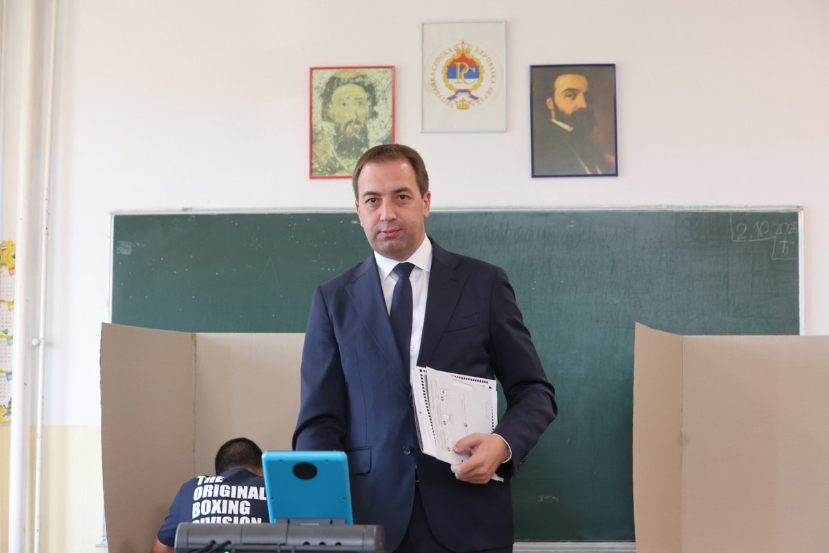 SelakG's tweet photo. Искористио сам своје грађанско право и гласао на изборима, са увјерењем да је сваки глас важан и да свако од н��с има одговорност за будућност Републике Српске.

Позивам све грађане да изађу на биралишта и слободно изразе своју вољу. Данас је празник демократије и прилика да покажемо зрелост, међусобно поштовање и спремност да сами кројимо своју судбину.

Нека овај изборни дан протекне мирно и достојанствено, уз поштовање сваког човјека и његовог избора.