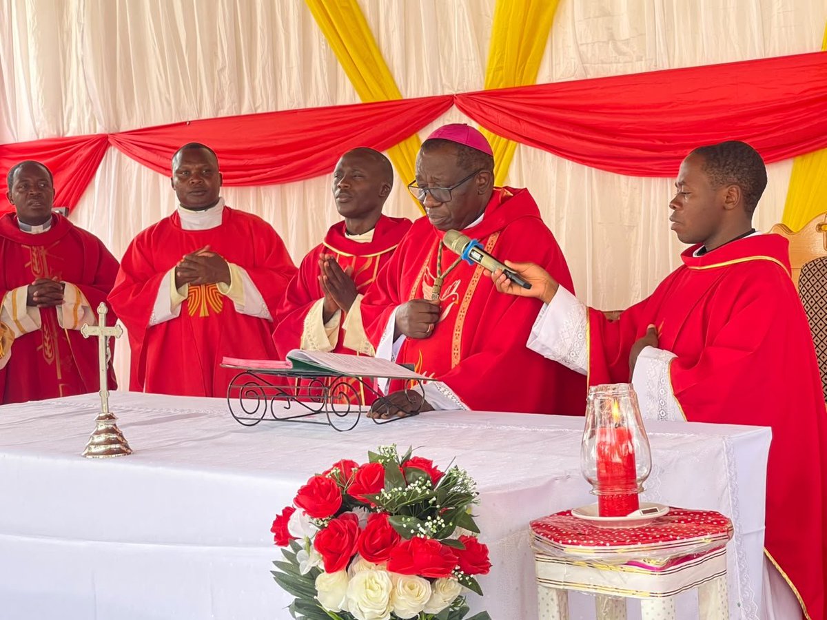 1005kgr's tweet photo. Photo!The Bishop of the Diocese of Kasese has arrived at St. John Minor Seminary Kiburara to preside over Holy Mass, during which he will administer the Sacrament of Confirmation and dedicate candidates from parishes across the Western Zone of the diocese.
#kgrupdates https://t.co/0lDg4gHo0M