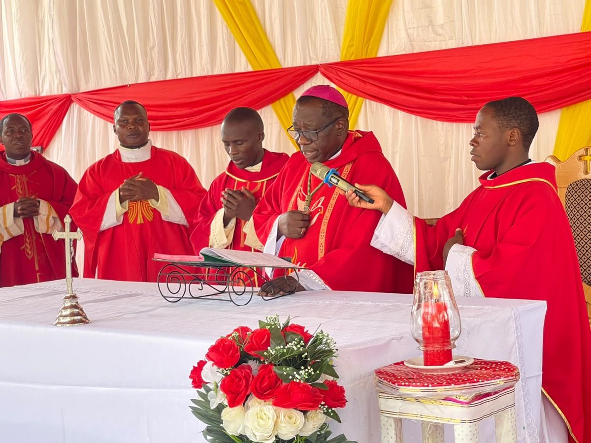 1005kgr's tweet photo. Photo!The Bishop of the Diocese of Kasese has arrived at St. John Minor Seminary Kiburara to preside over Holy Mass, during which he will administer the Sacrament of Confirmation and dedicate candidates from parishes across the Western Zone of the diocese.
#kgrupdates https://t.co/0lDg4gHo0M