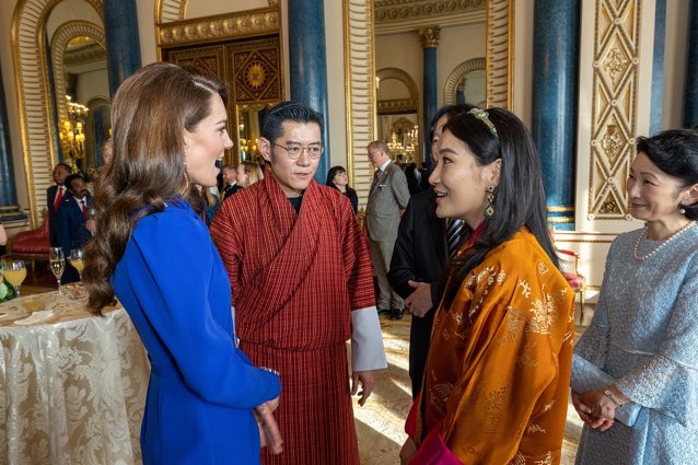 Q_99099's tweet photo. え？ここ仲良いんや？
ブータン王妃に隠れてるけど秋篠宮さまもいる
イギリスのキャサリン妃、ブータンのケサル国王ジェツン王妃、日本の秋篠宮さま紀子さま
この繋がり https://t.co/yezVg6VhjV