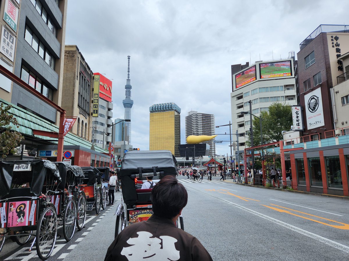 ylily1015's tweet photo. 浅草で人力車に初めて乗った。車夫のソース顔の佐藤さんが素敵な方で、博識でとっても楽しかった。あっという間の時間。お子もとても喜んでてよかった😊
おみくじを引いたので結果をお伝えしようと2回ほど寄ったけどいらっしゃらず…お子は吉だったけど私は無事(？)凶でした！！ありがとうお兄さん！！ https://t.co/CwLUfOSgLa