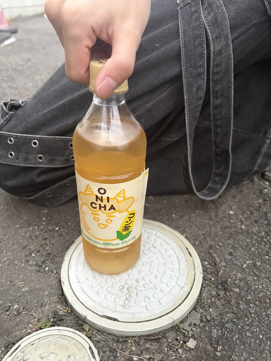 rabi9060's tweet photo. コーン茶飲みましたくっそ不味かったコーンポタージュ好きだけどこれは飲めない冷たいサラサラしてるとうもろし風味の水って感じ https://t.co/6NN4CzPuOS