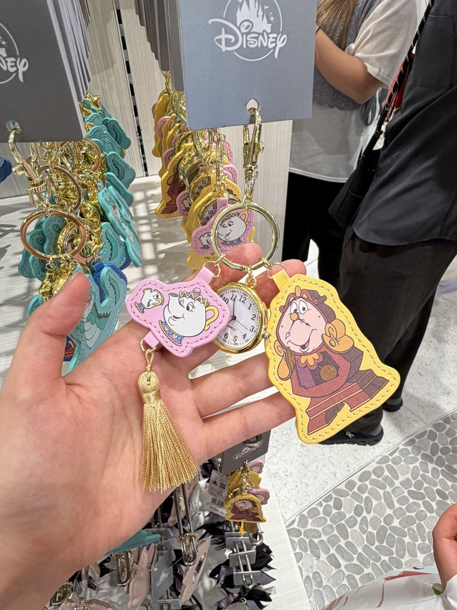 aipoccho_dayo's tweet photo. 時計にまつわるキャラクターのキーホルダー、企画した人天才じゃない？？？？？ https://t.co/a5kzMNDdnd
