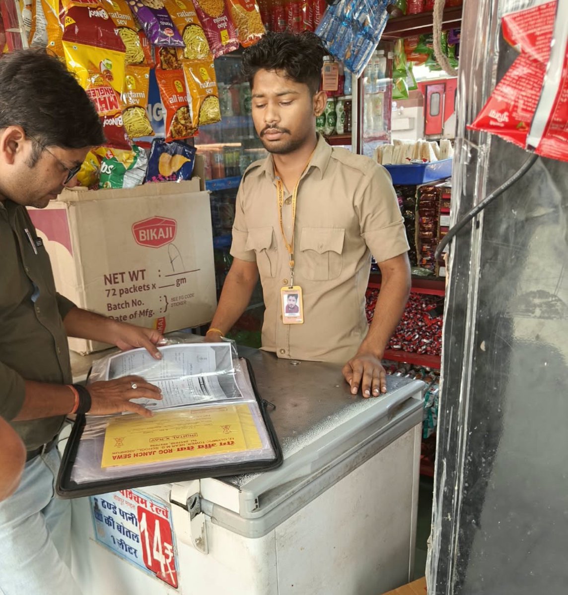 DRMJodhpurNWR's tweet photo. 🧹 स्वच्छता से ही बेहतर यात्री सेवा

स्वच्छता अभियान के तहत जोधपुर रेलवे स्टेशन पर कैटरिंग स्टॉल का निरीक्षण किया गया। इस दौरान स्वच्छता, खाद्य सामग्री की गुणवत्ता एवं यात्रियों को स्वच्छ व गुणवत्तापूर्ण खान-पान उपलब्ध कराने के संबंध में आवश्यक दिशा-निर्देश दिए गए।

स्वच्छ स्टेशन, स्वस्थ यात्री 🚉✨

#SwachhRail #SwachhataAbhiyan #Jodhpur #JodhpurDivision #NWR #IndianRailways
@NWRailways