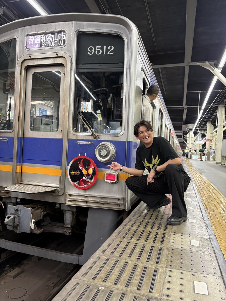 kashu_toshiki's tweet photo. ラピート乗りたいな〜

いや、正確にはラピートとはコラボはしてないけれど、南海電鉄 南海線・高野線で各1編成、『真アギト展　大阪会場』開催記念ヘッドマーク掲出車両 期間限定運行しているのでチェックしてね。

真アギト展×NANKAIのレボ☆リューショ、、じゃなくてコラボレーション‼️ https://t.co/5pf4dkse51