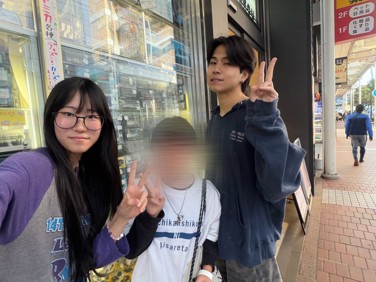 WlLegsn's tweet photo. いきなり話しかけたのに優しく接してくれてほんとに神すぎた‼️
このタオル一生の宝物！！
全然話したかったこと話せなかったけどあこがれの人と話せてほんとに嬉しすぎた‼️
絶対来年東京のライブ行きます！！
ライブもかっこよかった！！
 #バチカン市国に愛されたい   #MEGAROCKS https://t.co/KHhZlkPyOx