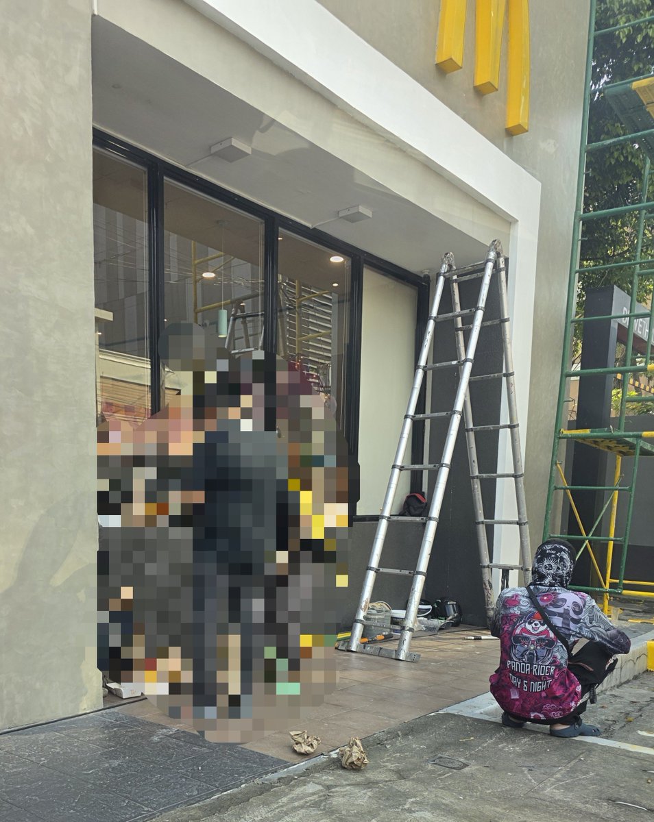 wenbjaeh's tweet photo. grabe. busog yung mga nahire ng scalper sa mcdo. 12 daw sila. https://t.co/GoLotx3qgb
