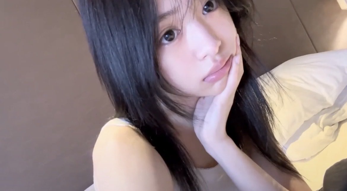 queenryn22's tweet photo. @4gllit @pinksbabymon Naturally this pretty, your idol could never🤭😂 https://t.co/9y5aSgr4i8