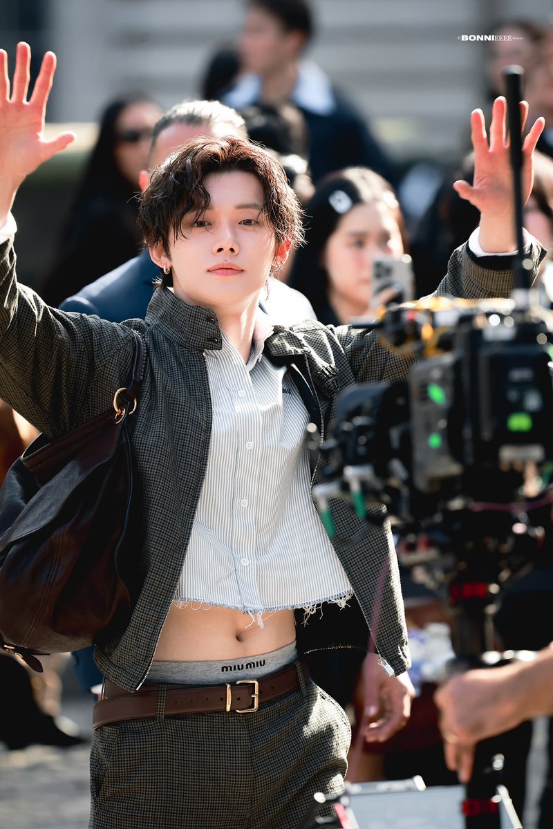 jellyyjn's tweet photo. YEONJUN IN A CROP TOP YEONJUN TUMMY YEONJUN IN A CROP TOP https://t.co/1s7jUyLcbI