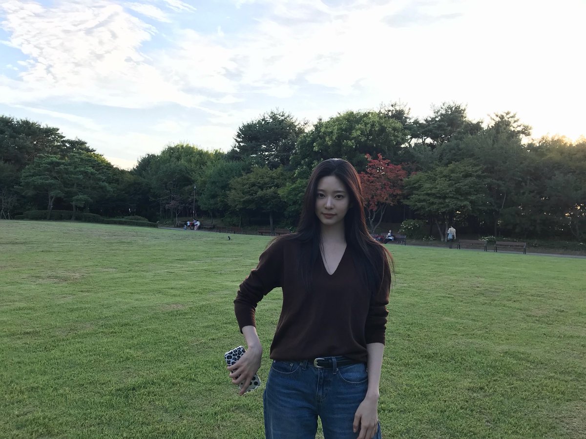 meowinnju's tweet photo. up sunken garden date gets ba #KIMMINJU https://t.co/JEhhK4oopt
