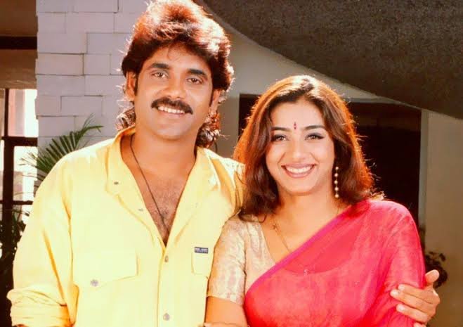 yagnamurthy's tweet photo. కొన్ని సినిమాలు విడుదలైన తేదీతో కాలగర్భంలో కలిసిపోతాయి. మరికొన్ని సినిమాలు మాత్రం కాలాన్ని తమలోనే దాచుకుంటాయి. 1996 అక్టోబర్ 4న ‘నిన్నే పెళ్లాడతా’ విడుదలైనప్పుడు అది ఒక ప్రేమకథ. మూడు దశాబ్దాల తర్వాత, వెనక్కి తిరిగి చూస్తే.. అది మన యవ్వనం, మన ప్రేమల గురించి, మనం ఒకప్పుడు నమ్మిన జీవితపు అందమైన భ్రమల గురించి మాట్లాడే జ్ఞాపకంలా అనిపిస్తుంది.

శీను, మహాలక్ష్మి ప్రేమలో పడటం పెద్ద విషయం కాదు. వాళ్లు కలిసి మాట్లాడుకోవడం, ఒకరినొకరు గమనించుకోవడం, చిన్న చిన్న విషయాల్లో దగ్గరవడం, వాళ్ల అల్లరి... అదే ఆ ప్రేమను నిజమైనదిగా చేసింది.

కృష్ణవంశీ ఆ రోజుల్లో ప్రేమకథను కేవలం పాటలు, అందమైన లొకేషన్లు, హీరోహీరోయిన్ల కెమిస్ట్రీతో చెప్పలేదు. ఒక అమ్మాయి తన జీవిత భాగస్వామిని తానే ఎంచుకోవాలనుకోవడం అనే సమకాలీన ఆలోచనను కుటుంబం అనే పెద్ద వ్యవస్థ మధ్యలో పెట్టి ప్రశ్నించాడు. అందుకే ఈ సినిమా ప్రేమకథగా మొదలై, మన కుటుంబాల గురించి మాట్లాడే కథగా మారింది.

నాగార్జునలోని సహజత్వం... టబులోని స్వేచ్ఛ... ఇద్దరి మధ్య కనిపించిన ఆ కెమిస్ట్రీ... ఇవన్నీ కలిపి 90ల తెలుగు ప్రేమకు ఒక ప్రత్యేకమైన ముఖాన్ని ఇచ్చాయి.

ముప్పై ఏళ్ల తర్వాత చూస్తే మరో విషయం కనిపిస్తుంది.
‘నిన్నే పెళ్లాడతా’లో ప్రేమ అనేది ఒక పెద్ద ప్రకటన కాదు... కలిసి జీవితం గడపాలని ఇద్దరు మనుషులు నెమ్మదిగా తీసుకున్న నిర్ణయం.

అందుకే 30 ఏళ్ల తర్వాత కూడా ఆ సినిమా పాతబడలేదు.
కాలం మారింది. మనుషుల ప్రేమను వ్యక్తపరిచే విధానం మారింది. కానీ “నిన్నే పెళ్లాడతా” అని ఒక మనిషి మరో మనిషికి చెప్పే ఆ చిన్న వాగ్దానం మాత్రం ఇంకా కొత్తగానే అనిపిస్తుంది.

1996లో విడుదలై, ఆ ఏడాది ఉత్తమ తెలుగు చలనచిత్రంగా జాతీయ అవార్డును అందుకున్న ఈ సినిమా, ప్రేమకథను కుటుంబ కథగా చెప్పిన విధానంలో ఒక ప్రత్యేకమైన ముద్ర వేసింది.

30 ఏళ్ల ‘నిన్నే పెళ్లాడతా’...
ఒక సినిమా మాత్రమే కాదు.
మనకు ప్రేమ అంటే ఏమిటో, పెళ్లి అంటే ఏమిటో, ‘మన జీవితం’ మీద నిర్ణయం ఎవరిదో మరోసారి ఆలోచింపజేసిన ఒక కాలపు కథ.

#NinnePelladatha #30YearsOfNinnePelladatha #Nagarjuna #Tabu #KrishnaVamsi