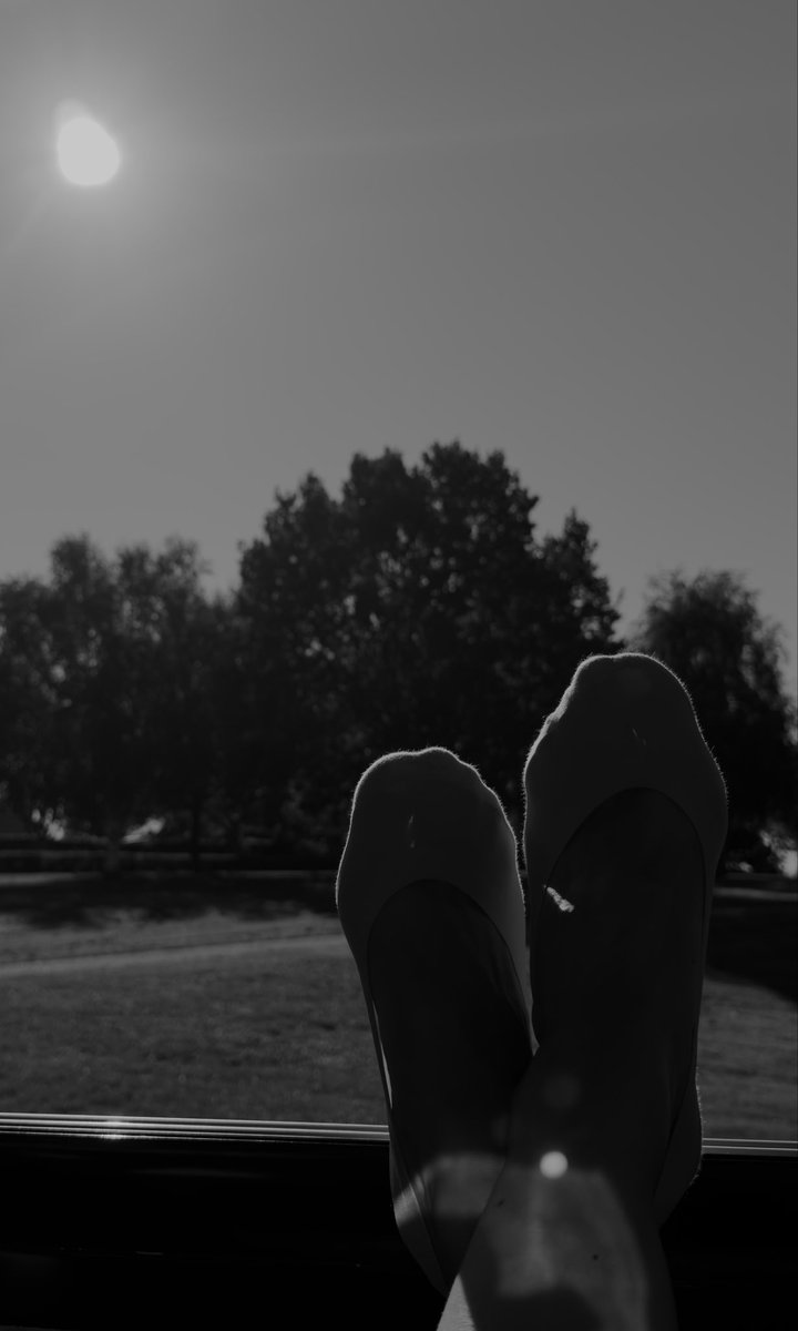 aauraarua's tweet photo. Oh happy day 💛 #feet #socks #longindextoe #feetfetısh https://t.co/LVahA4hiY3