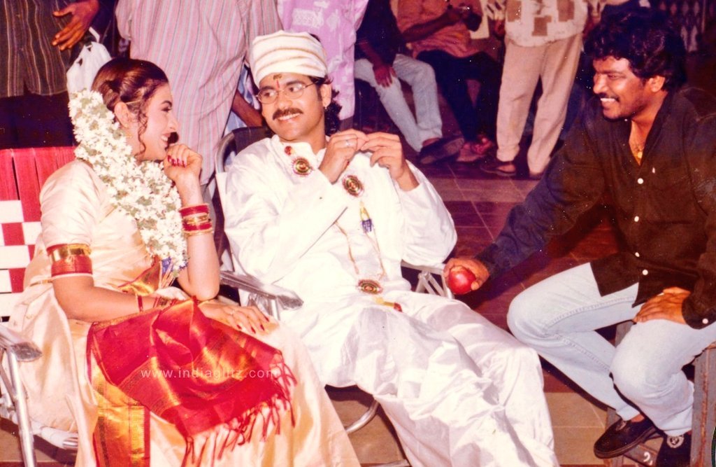 yagnamurthy's tweet photo. కొన్ని సినిమాలు విడుదలైన తేదీతో కాలగర్భంలో కలిసిపోతాయి. మరికొన్ని సినిమాలు మాత్రం కాలాన్ని తమలోనే దాచుకుంటాయి. 1996 అక్టోబర్ 4న ‘నిన్నే పెళ్లాడతా’ విడుదలైనప్పుడు అది ఒక ప్రేమకథ. మూడు దశాబ్దాల తర్వాత, వెనక్కి తిరిగి చూస్తే.. అది మన యవ్వనం, మన ప్రేమల గురించి, మనం ఒకప్పుడు నమ్మిన జీవితపు అందమైన భ్రమల గురించి మాట్లాడే జ్ఞాపకంలా అనిపిస్తుంది.

శీను, మహాలక్ష్మి ప్రేమలో పడటం పెద్ద విషయం కాదు. వాళ్లు కలిసి మాట్లాడుకోవడం, ఒకరినొకరు గమనించుకోవడం, చిన్న చిన్న విషయాల్లో దగ్గరవడం, వాళ్ల అల్లరి... అదే ఆ ప్రేమను నిజమైనదిగా చేసింది.

కృష్ణవంశీ ఆ రోజుల్లో ప్రేమకథను కేవలం పాటలు, అందమైన లొకేషన్లు, హీరోహీరోయిన్ల కెమిస్ట్రీతో చెప్పలేదు. ఒక అమ్మాయి తన జీవిత భాగస్వామిని తానే ఎంచుకోవాలనుకోవడం అనే సమకాలీన ఆలోచనను కుటుంబం అనే పెద్ద వ్యవస్థ మధ్యలో పెట్టి ప్రశ్నించాడు. అందుకే ఈ సినిమా ప్రేమకథగా మొదలై, మన కుటుంబాల గురించి మాట్లాడే కథగా మారింది.

నాగార్జునలోని సహజత్వం... టబులోని స్వేచ్ఛ... ఇద్దరి మధ్య కనిపించిన ఆ కెమిస్ట్రీ... ఇవన్నీ కలిపి 90ల తెలుగు ప్రేమకు ఒక ప్రత్యేకమైన ముఖాన్ని ఇచ్చాయి.

ముప్పై ఏళ్ల తర్వాత చూస్తే మరో విషయం కనిపిస్తుంది.
‘నిన్నే పెళ్లాడతా’లో ప్రేమ అనేది ఒక పెద్ద ప్రకటన కాదు... కలిసి జీవితం గడపాలని ఇద్దరు మనుషులు నెమ్మదిగా తీసుకున్న నిర్ణయం.

అందుకే 30 ఏళ్ల తర్వాత కూడా ఆ సినిమా పాతబడలేదు.
కాలం మారింది. మనుషుల ప్రేమను వ్యక్తపరిచే విధానం మారింది. కానీ “నిన్నే పెళ్లాడతా” అని ఒక మనిషి మరో మనిషికి చెప్పే ఆ చిన్న వాగ్దానం మాత్రం ఇంకా కొత్తగానే అనిపిస్తుంది.

1996లో విడుదలై, ఆ ఏడాది ఉత్తమ తెలుగు చలనచిత్రంగా జాతీయ అవార్డును అందుకున్న ఈ సినిమా, ప్రేమకథను కుటుంబ కథగా చెప్పిన విధానంలో ఒక ప్రత్యేకమైన ముద్ర వేసింది.

30 ఏళ్ల ‘నిన్నే పెళ్లాడతా’...
ఒక సినిమా మాత్రమే కాదు.
మనకు ప్రేమ అంటే ఏమిటో, పెళ్లి అంటే ఏమిటో, ‘మన జీవితం’ మీద నిర్ణయం ఎవరిదో మరోసారి ఆలోచింపజేసిన ఒక కాలపు కథ.

#NinnePelladatha #30YearsOfNinnePelladatha #Nagarjuna #Tabu #KrishnaVamsi