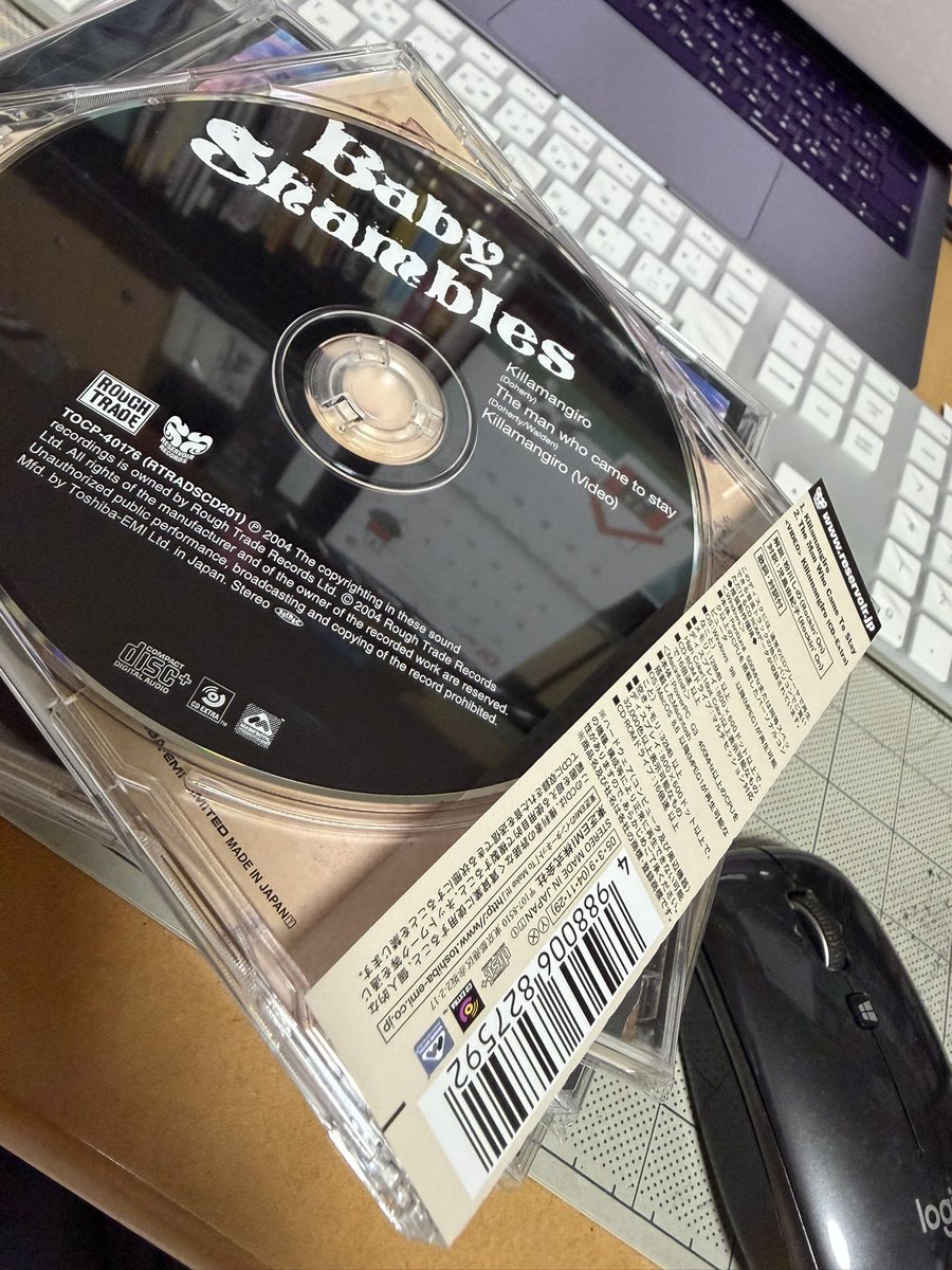 c_geru's tweet photo. 最近の収穫。「Killamangiro」Baby Shambles。コレもシングル盤。二曲目の「The man who come to stay」はアルバム未収かな。この時代ならではのMade with Macromediaのロゴも懐かしい。2004。 https://t.co/Hefso1bkDi