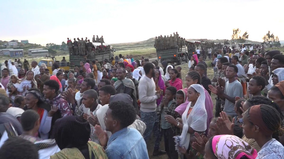 NatnaelMekonne7's tweet photo. ዜና መቀሌ

ሠራዊቱ መቀሌና አካባቢውን ሲቆጣጠር ህብረተሰቡ ደማቅ አቀባበል አድርጓል።

ከቀናት በፊት በሀገርና በህዝብ ላይ በሰሜኑ የሀገራችን ክፍል የጦርነት ነጋሪት የጎሰመው ህገ ወጡ ህወሃት ሠራዊቱ በወሰደው መልሶ ማጥቃት እየተቀጠቀጠ በቀናት መቀሌንና አካባቢውን ለቆ ወደ ኤርትራ ሸሽቷል።

መከላከያ ሠራዊትም በወታደራዊ ዲሲፕሊን ታንፆ ህግና ሥርዓትን በተከተለ ወታደራዊ አካሃድ መቀሌና አካባቢውን ተቆጣጥሯል። በአሁኑ ሰአት መቀሌ ሙሉ በሙሉ በመከላከያ ሠራዊቱ ቁጥጥር ስር ይገኛል።

የኩኃና መቀሌ ነዋሪም ሠላም ይዞ ወደ አካባቢው ለገባው የመከላከያ ሠራዊቱ በእልልታና በደስታ አቀባበል አድርጎለታል። ህብረተሰቡ በእልልታና በጭፈራ መከላከያ ሠራዊቱን መቀበል ማለት በህገ ወጡ የህወሃት አገዛዝ ህዝቡ ምን ያህል ተበድሎ እንደቆየ የሚያሳይ ነው።