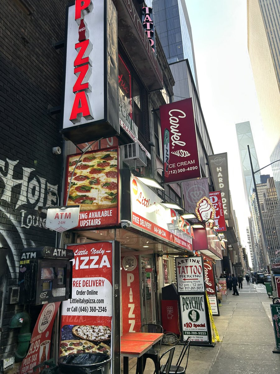 peperonron21's tweet photo. 日本に帰る前に駆け込みピザ🍕

開店時間朝8時ぴったりに行きアツアツでした

#Newyork
#LittleItalyPIZZA https://t.co/qQkwRIkcNy
