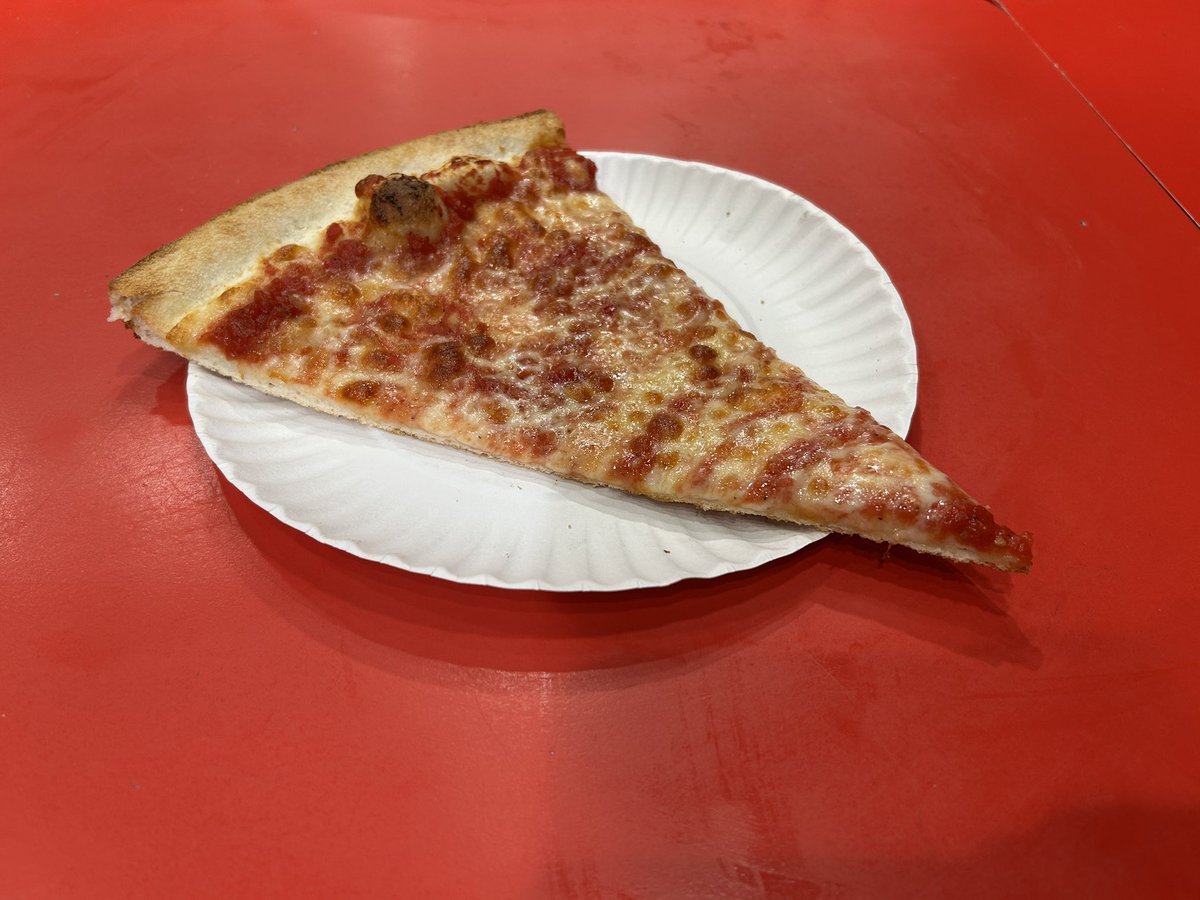 peperonron21's tweet photo. 日本に帰る前に駆け込みピザ🍕

開店時間朝8時ぴったりに行きアツアツでした

#Newyork
#LittleItalyPIZZA https://t.co/qQkwRIkcNy