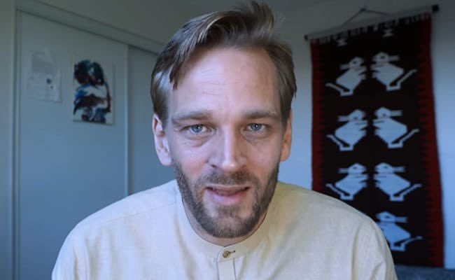 JokerWeex's tweet photo. It’s actually Karl Rock but they probably used an AI and made it look slightly more like PewDiePie to bait people https://t.co/0iYHmSzQjm