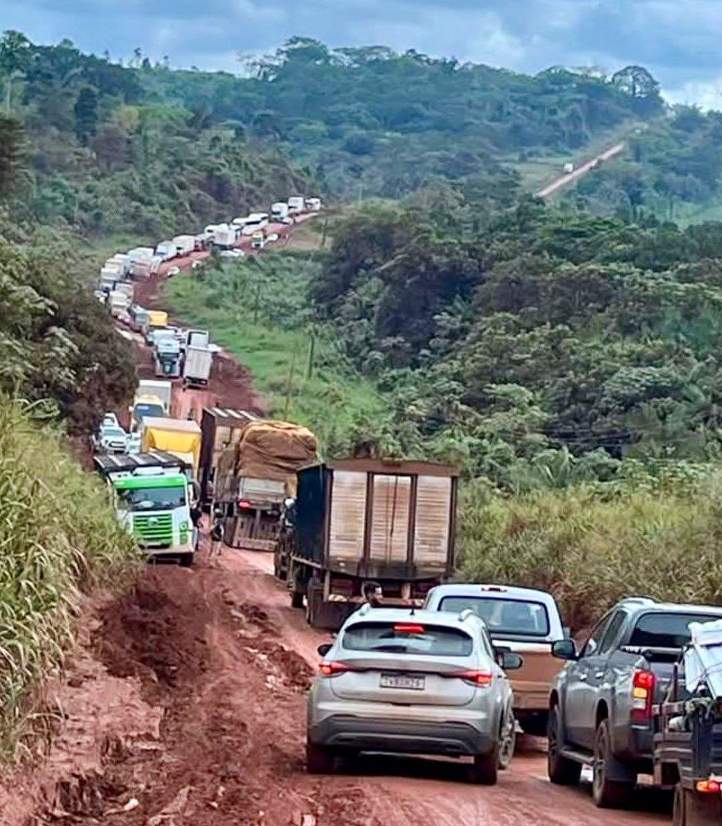 JosAntnioCardo8's tweet photo. Já estou na boca da urna pra macetar FORA LULA!

Em nome de todo o povo da TRANSAMAZÔNICA.

Que ‘painho’ prometeu asfaltar em 2010 e completamos 16 ANOS DA PROMESSA NÃO CUMPRIDA. https://t.co/ZEPjdwcWoP