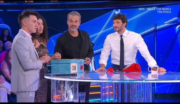 Califor35218024's tweet photo. Settimana da incorniciare per Rai1!
Il debutto di #Doc4 #Tuttolamorecheresta #BallandoConLeStelle, la crescita di #Taleequaleshow, i match dell'Italia portano Rai1 a trionfare nella fascia di prime time con il 25%. Canale 5 al 19,8%.
Contributo fondamentale di #AffariTuoi https://t.co/mQFWrVaQy3