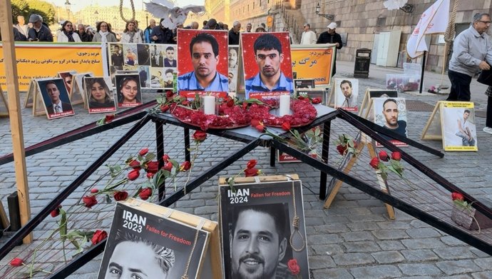 DaeeMahyar's tweet photo. شورشگران در مالمو و استکهلم و برلین و پاریس برای محکوم کردن اعدام و بزرگداشت دو اعدامی در مشهد
- درود بر این یاران همیشه در میدان
#NCRIAlternative
#نه_شاه_نه_شیخ https://t.co/4bYBVbOllR