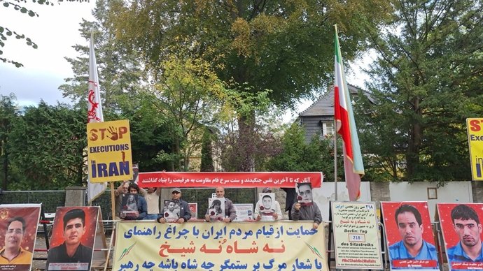 DaeeMahyar's tweet photo. شورشگران در مالمو و استکهلم و برلین و پاریس برای محکوم کردن اعدام و بزرگداشت دو اعدامی در مشهد
- درود بر این یاران همیشه در میدان
#NCRIAlternative
#نه_شاه_نه_شیخ https://t.co/4bYBVbOllR