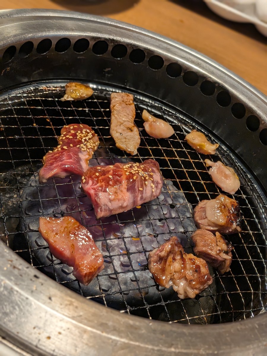 kakousou's tweet photo. リーグ戦に勝って誕生日祝われて食べる焼肉が一番うまい😋🥓 https://t.co/s7TJYkguqA