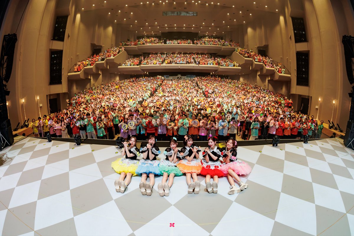 FRUITS_ZIPPER's tweet photo. ⟡📸ホールツアー栃木公演 集合写真🗝️ ⟡

10/4(日)at 宇都宮市文化会館 大ホール
FRUITS ZIPPER JAPAN TOUR 2026 - AUTUMN -
「Secret Code」

💜仲川瑠夏 @luna_fz0703
💛早瀬ノエル @noel_fz1229
💚櫻井優衣 @yui_fz0221
🩵真中まな @manafy_fz0422
🩷松本かれん @karen_fz0328
🧡鎮西寿々歌 @suzuka_fz1124
❤️月足天音 @amane_fz1026

🎧「秘密のアティチュード」を聴く
https://t.co/dLn4L79eTw

#ふるっぱーと全国ツアー2026
#FRUITSZIPPER #ふるっぱー 
#フルーツジッパー