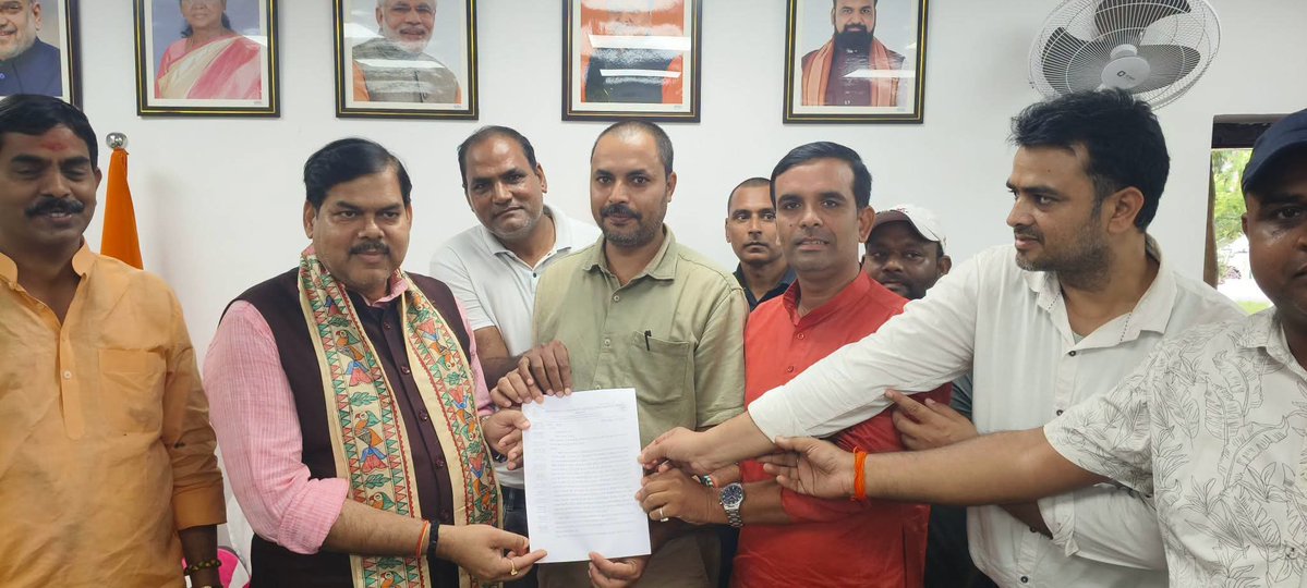 Bihartet19's tweet photo. मिला आश्वासन 
दो दिनों में कमिटी गठन कर जल्द ही 7वें वेतनमान पर निर्णय लिए जाएंगे।
अनशनकारी से अनशन तोड़ने का अपील किए।।
अब आपलोग के क्या कहना है इस पर?
#BiharTeachersNeed7thPay https://t.co/06vPru2Qav