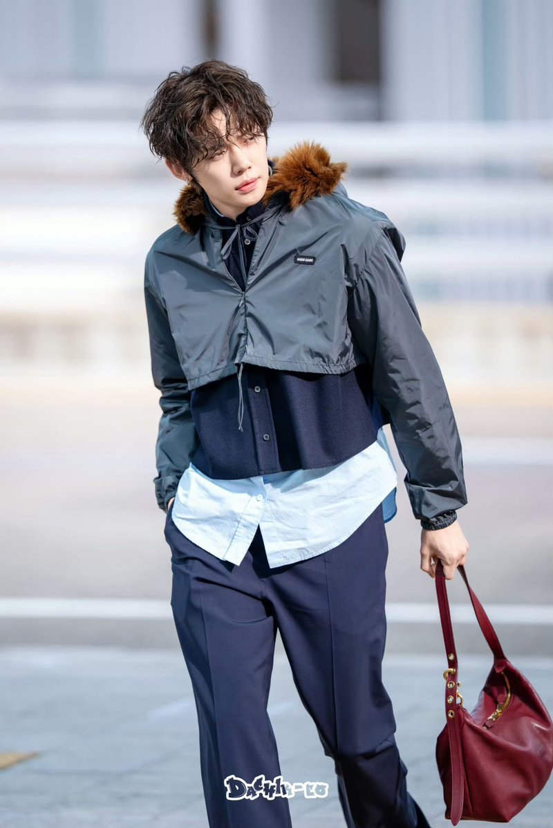 Luzzyyyu's tweet photo. Every outfit on Yeonjun looks tailor-made, he understands MiuMiu’s soul deeply and fully. 

YEONJUN MIUMIU PRINCE
#YEONJUNxMiuMiu #YEONJUN #MiuMiuSS27 @MIUMIUofficial https://t.co/YZko2T99L9