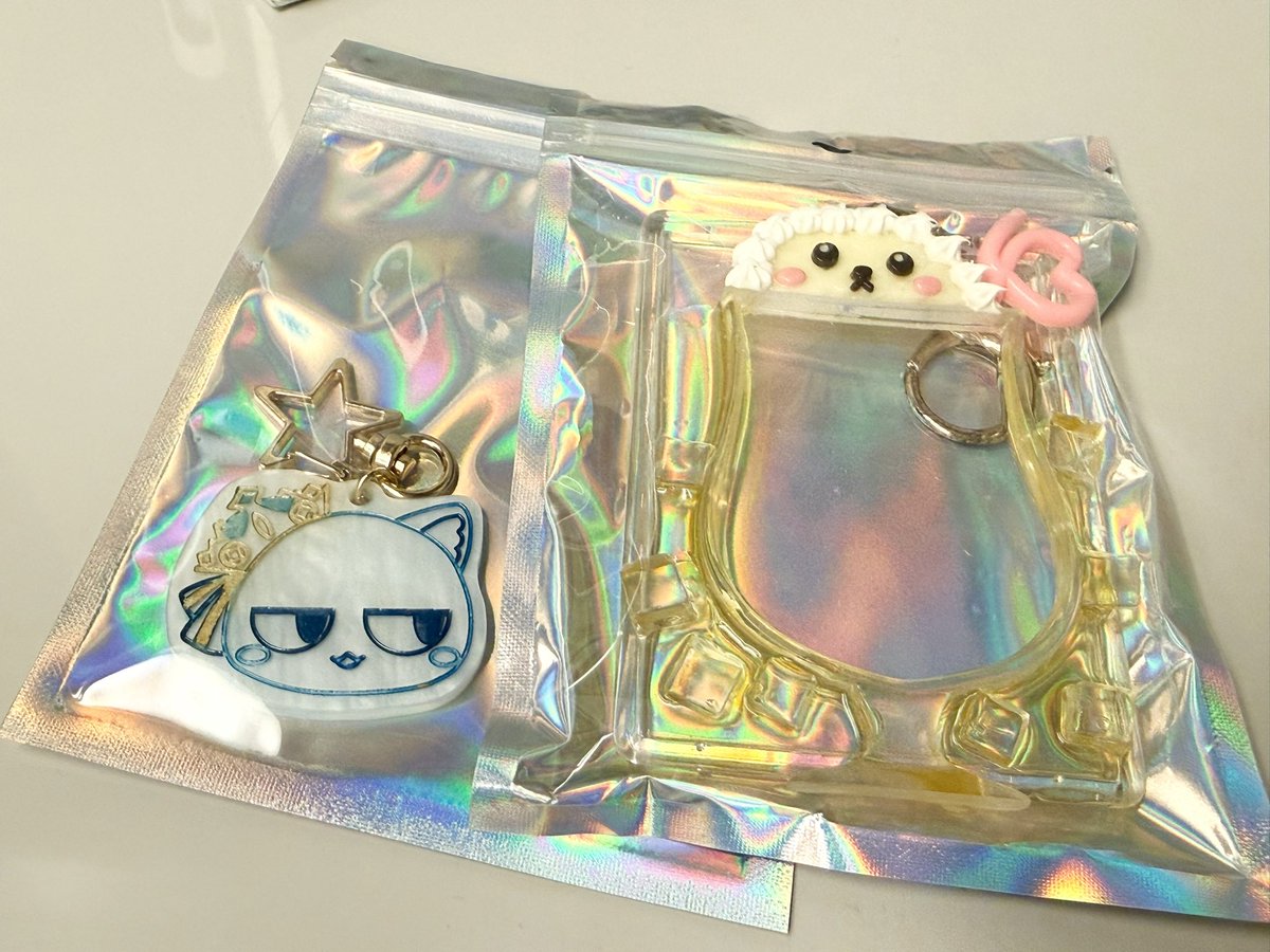 tmiyaco's tweet photo. 戦利品！
ちもしいさん@timotimotchi のハンドメイド作品。手仕事大好きなので絶対に買うつもりでワクワクしてたサークルさん。
今日の新作は人気すぎて、ちょっと目を離した隙に無くなってしまったのですが。ハンドメイド作品はご縁のものなので仕方なし。つぎにお会いする作品を楽しみにしています。 https://t.co/A2OiyNnWEL