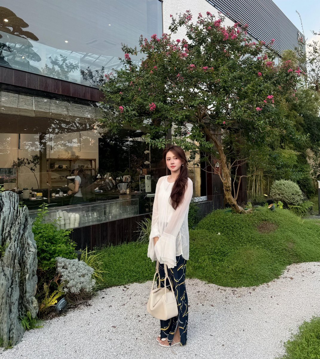 RuthBaker7ogk's tweet photo. 95后｜已婚｜老师 🎀  
这里是一个不太敢在朋友圈发牢骚的小树洞。 
工作有点累，生活偶尔烦，偶尔也想找个地方说说话。
此生固短，仿佛一场梦，所以，开心一点，松弛一点，凡事不要太上心。
希望在这里认识一些有趣、真诚、同频的人。 
#老师 #反差 #新人 https://t.co/ogXekzMAvB