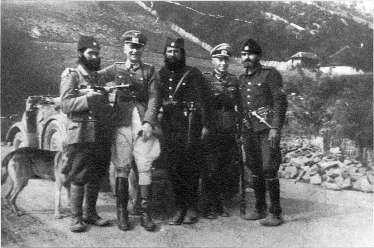 ProPatriaHR's tweet photo. "Ne damo i nećemo govoriti da nam je hrvatski jezik umjesto srpskog službeni, nećemo pjevati Thompsonove pjesme, imamo svoje lijepe pjesme, svoj Vidovdan... Nikada nismo bili na strani nacista i nećemo ni u budućnosti" slagao je @avucic na predizbornom skupu.

Istine radi, Aco Srbine, Vi govorite hrvatski jezik. Vuk Karadžić je u nastojanju da očisti jezik od turcizama prepisao riječi iz hrvatskog jezika, jedino je zaboravio promijeniti svoje tursko prezime. Hrvatski jezik je živi puristički jezik koji se razvija, raste, tvori nove riječi. Vaš tzv. srpski je mrtav jezik, prepisivački, posuđivački, koji stoljećima nije smislio novu riječ, osim „srbosijeka“. Vodovod, dalekovod, tvornica, igralište, izbori, glasanje, olovka i tisuće drugih riječi ušli su u vaš svakodnevni govor iz hrvatskog jezika. Vi Srbi ste naučili hrvatski jezik, pa mislite kako Hrvati govore srpski. Ako nećete govoriti hrvatski, izvolite iz svog jezika izbaciti sve hrvatske riječi, pronađite srpske rječnike prije nego što ih je Vuk smislio.

Nećete pjevati Thompsonove pjesme!? Lažeš, većinu njegovih pjesama Srbi znaju, pogotovo ljubavne i one nostalgične, sporne su vam dvije pjesme u kojima spominje „bandu četnike“ i „srpske štabove“. Vi imate svoje lijepe pjesme? Aco, vaše pjesme su prožete arapsko-tursko-albansko-bugarskim utjecajem. Svaki vaš narodnjak kopija je pjesama iz gore navedenih kultura.

Nikada niste bili na strani nacista? Kako, bre? S kim su četnici, koje ste upravo vi rehabilitirali, od 1941. do 1945. zajedno u pokolje išli? Tko je četnike vozio do Omiša u pokolj, tko je i s kim na Kozari, Sutjesci, Neretvi, Užicu, Sandžaku, Majevici, Semberiji, Ozrenu, Višegradu, Dinari... klao, između ostaloga, i srpske komuniste?
Aco Srbine, bliži rođaci tvog očuha Vučića iz Bugojna služili su dragovoljno u vojsci NDH. Rođaci tvog biološkog oca s Kosova bili su balisti.

Motaj kablove, gasi svjetla.