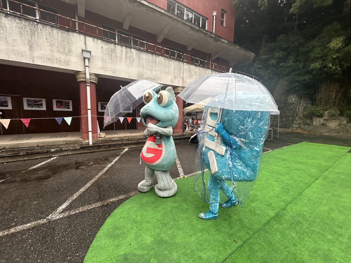 9090_kureshi's tweet photo. #入船山秋祭り いってきた〜！
『この世界の片隅に』の大ファン✨の
ガタちゃんがはるばるきてクレたんよ🥺💕

お空はごきげんななめじゃったけど
(ぼくは雨男じゃない！)
みんなと、ガタちゃんとあそべてまんぞくじゃ🥰

#呉市 #呉氏 #有明ガタゴロウ #イラストのポーズ再現できとる？ https://t.co/IYIXeg1691