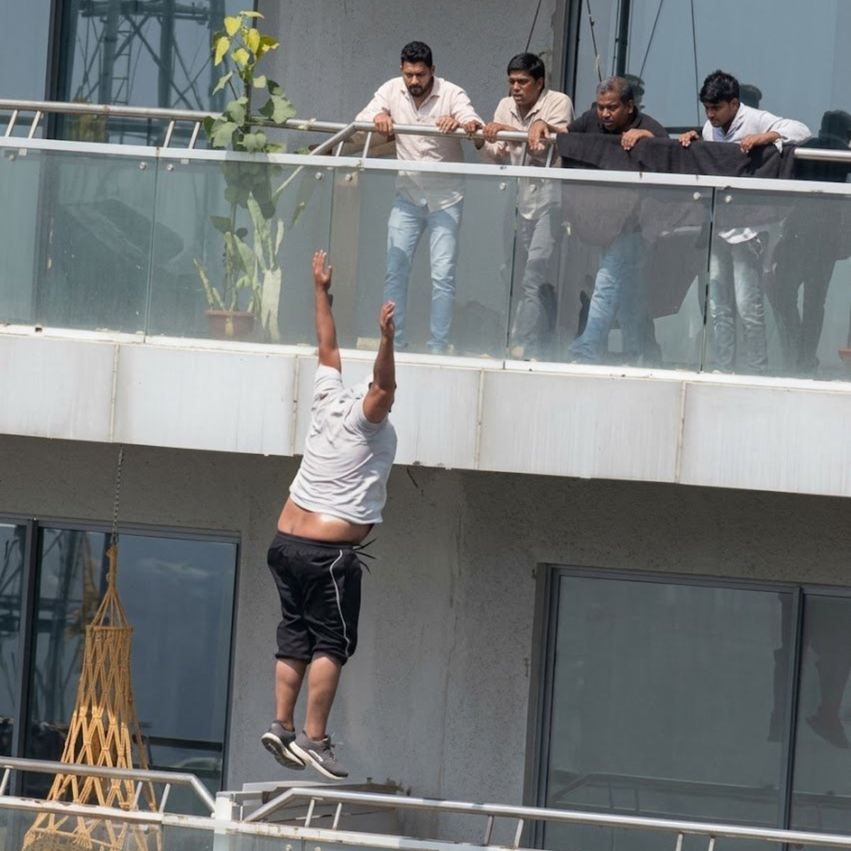 venom1s's tweet photo. This image should haunt the entire country.

An innocent man lost his life because of a greedy wife, biased laws, and alimony.

He had already spent 30 lakhs on his son's medical treatment and paid 1 crore in alimony.

But he was pressured to pay another 2 crores. https://t.co/Co4GJfesrm