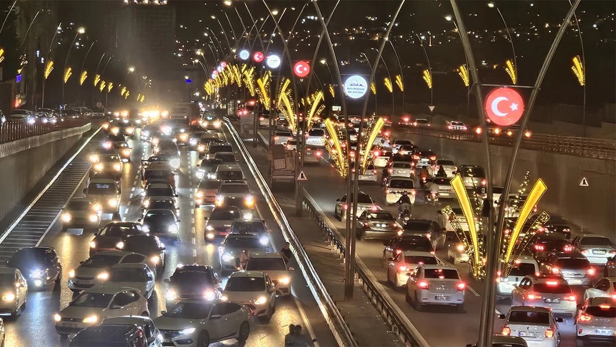 urfahabersayfa's tweet photo. #Şanlıurfa Fuar Alanı civarında yaşanan trafik yoğunluğu, Azerbaycan Kavşağı'nın getirdiği rahatlığı gölgeliyor.

Bölgedeki kuyrukların sona ermesi ve akıcı bir trafik için fuar alanına köprülü kavşak yapılması artık bir zorunluluktur. https://t.co/hwKTK3noEJ