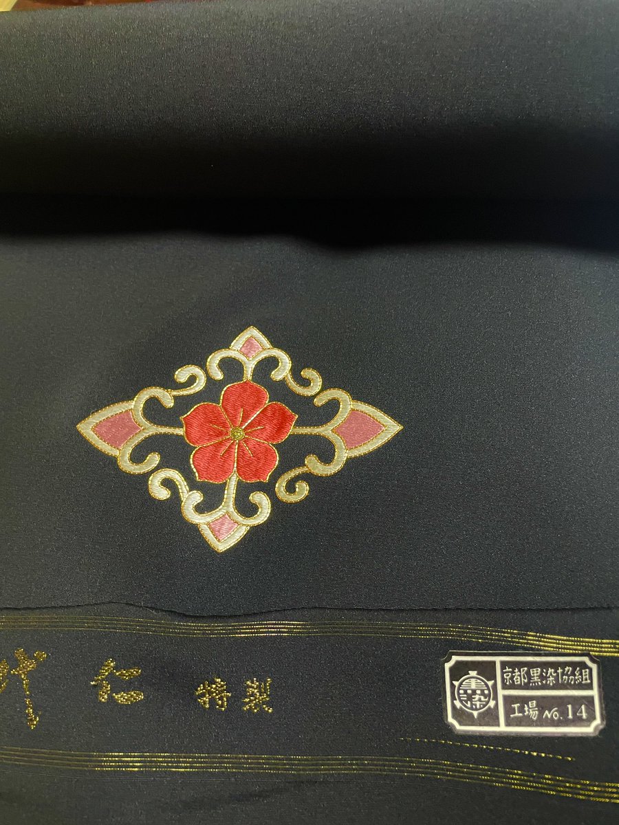 orandano_namida's tweet photo. #馬場染工業株式会社　
さまの漆黒の黒染
羽二重に刺繍…うっとり😍
ダメだ。全部広げていたら時間が足りなくなる。

あゝ、そっと私物によけてしまいたい。 https://t.co/H9ATgtgB2Y