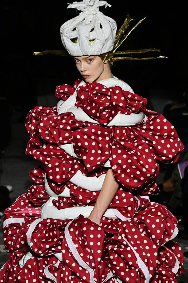 fashionsnap's tweet photo. 川久保玲が手掛ける「コム デ ギャルソン（COMME des GARÇONS）」の2027年春夏コレクションショーは、平穏な日常のモチーフと過剰な造形が衝突し、衣服の構造そのものが歪められていく連続であった。

　今季掲げられた「When royal life and everyday life become one（王族の暮らしと日常がひとつになるとき）」というテーマの裏には、美の追求というよりむしろ、人間の剥き出しの生をえぐり出すような冷徹な眼差しが潜んでいる。この言葉を文字通りに受け取り、単なる「権威に対するカウンターの表明」と結論づけるのは早計だろう。川久保が試みたのは、王族という虚飾と、日常という凡庸な現実を衝突させ、その境界線を破綻させることで、衣服の奥底に潜む人間の生々しい本性を浮き彫りにすることだったのではないか。