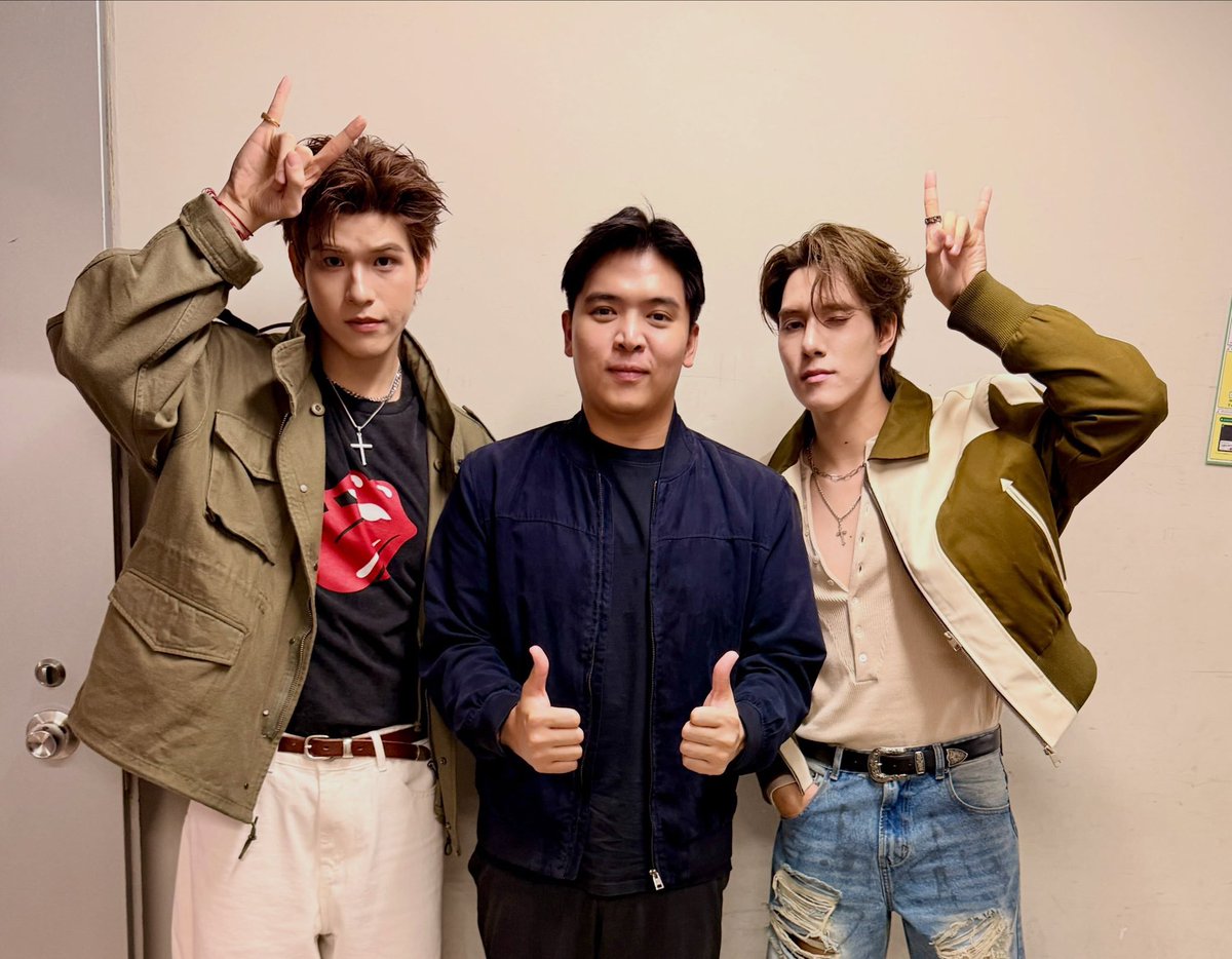 forskynani_'s tweet photo. hokkaido_pooh IG
🔗 https://t.co/WbUu4eTwes

GMMTV Fanday 36 in Tokyo รอบนี้เรียกได้ว่าเป็นอีเว้น 2 วันติด ศิลปิน 4 คู่ โชว์ 4 รอบ แบบจุกๆ เบเนฟิตจัดเต็ม ตารางงานท้าทายมาก  แต่ก็จบลงไปอย่างเรียบร้อยดี  ขอบคุณทีมงานทุกคนมากค้าบบบบ 

วันนี้บินขึ้นฮอกไกโดลุยงานต่อ ยาวไป ✌️😁

SKYNANI MEROI IN TOKYO

#SKYNANIxFANDAY36INTOKYO
#skywongravee #hirunkit_