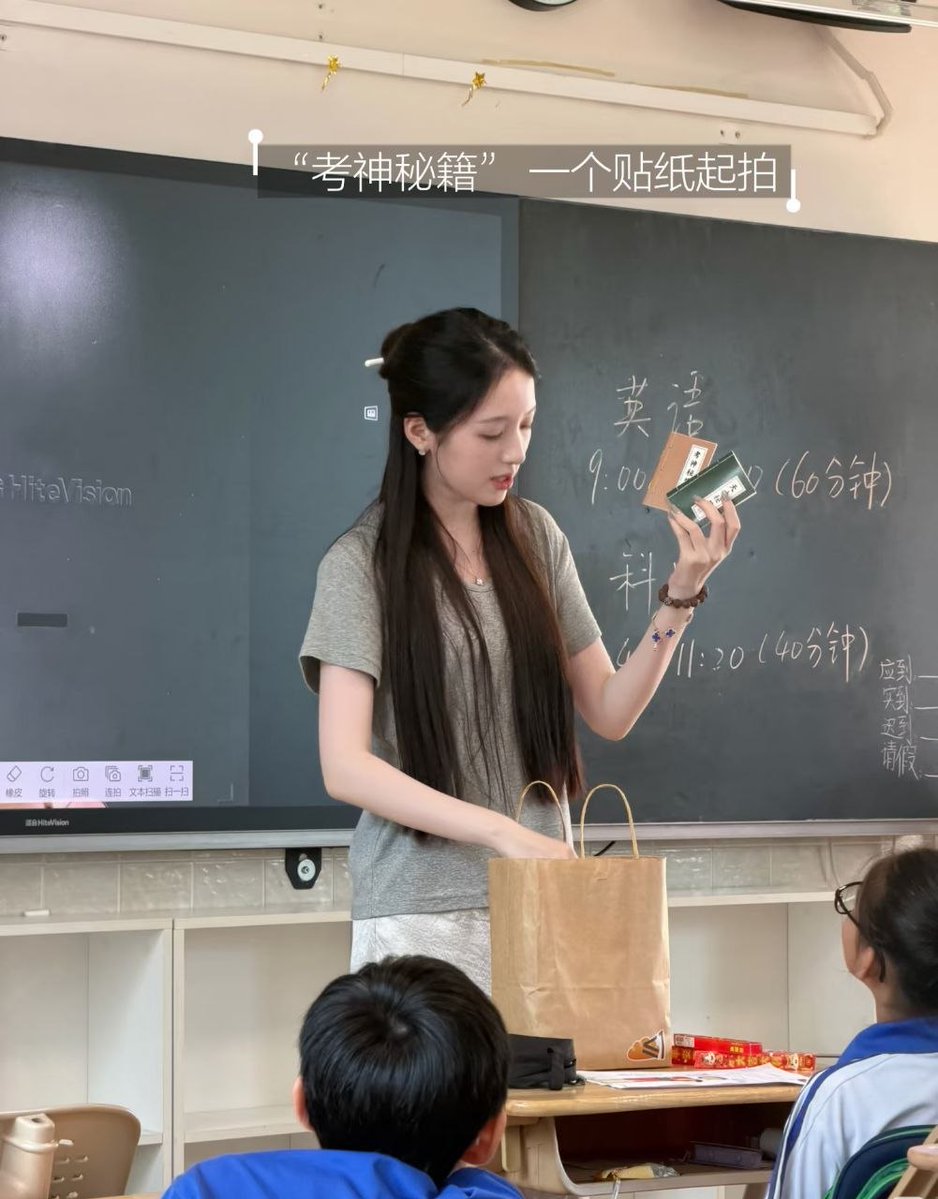 RodneyHill94796's tweet photo. 90后女老师  已婚微寡，第一次在 X 尝试约线下，接触x不久，属于刚入圈，会有人喜欢吗？  有和我一样刚刚翻墙出来的吗？交个朋友！（是本人！不是别人哈！）#上下班两幅面孔 https://t.co/io5FP2g3PA