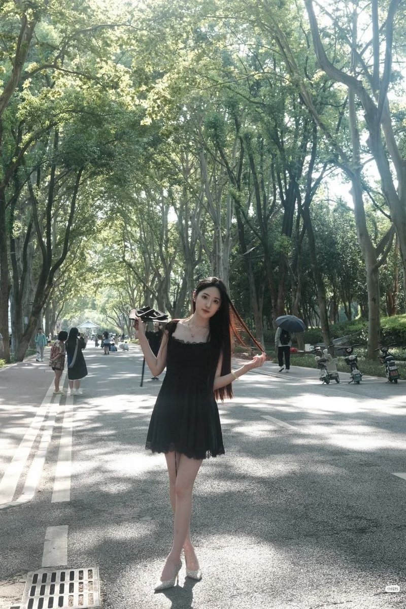 RodneyHill94796's tweet photo. 90后女老师  已婚微寡，第一次在 X 尝试约线下，接触x不久，属于刚入圈，会有人喜欢吗？  有和我一样刚刚翻墙出来的吗？交个朋友！（是本人！不是别人哈！）#上下班两幅面孔 https://t.co/io5FP2g3PA