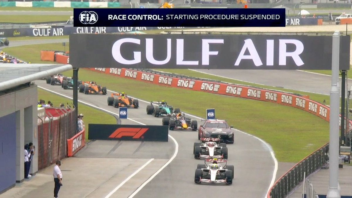 BanterSteiner's tweet photo. No one understands these cars, and now even the fucking cars don't understand themselves anymore.

#BahrainGP #F1 #ShitShow https://t.co/l9X8LbuE4O