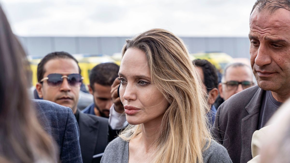 derspiegel's tweet photo. Vor dem bevorstehenden Winter hat Schauspielerin Angelina Jolie um Hilfe für die Menschen in Gaza geworben. Es würden grundlegende Güter benötigt, sagt sie: »Was jetzt geschieht, ist entscheidend.« Link in X-Bio. https://t.co/kv2QQv7H52