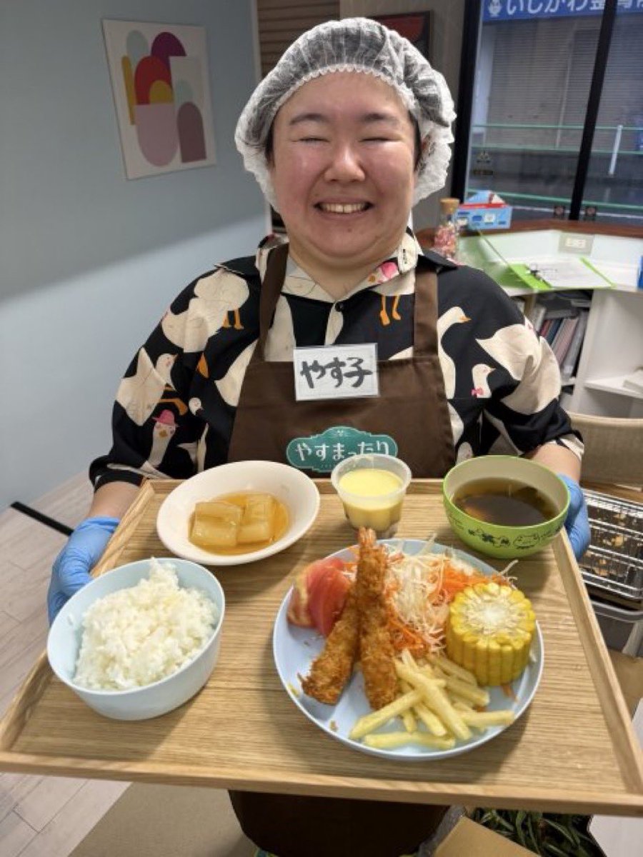 nBwQSzmg3qU2ysd's tweet photo. 子ども食堂がバズる国は、
子育て政策に失敗してる。

やす子さんの食堂が、
ひとり親家庭向けに昼ごはんを始める。

子ども無料、大人300円。

素晴らしい活動だと思う。

でも、個人の善意には限界がある。

本当に目指すべきなのは、

子ども食堂が増える国じゃない。

子ども食堂が必要なくなる国だよ。