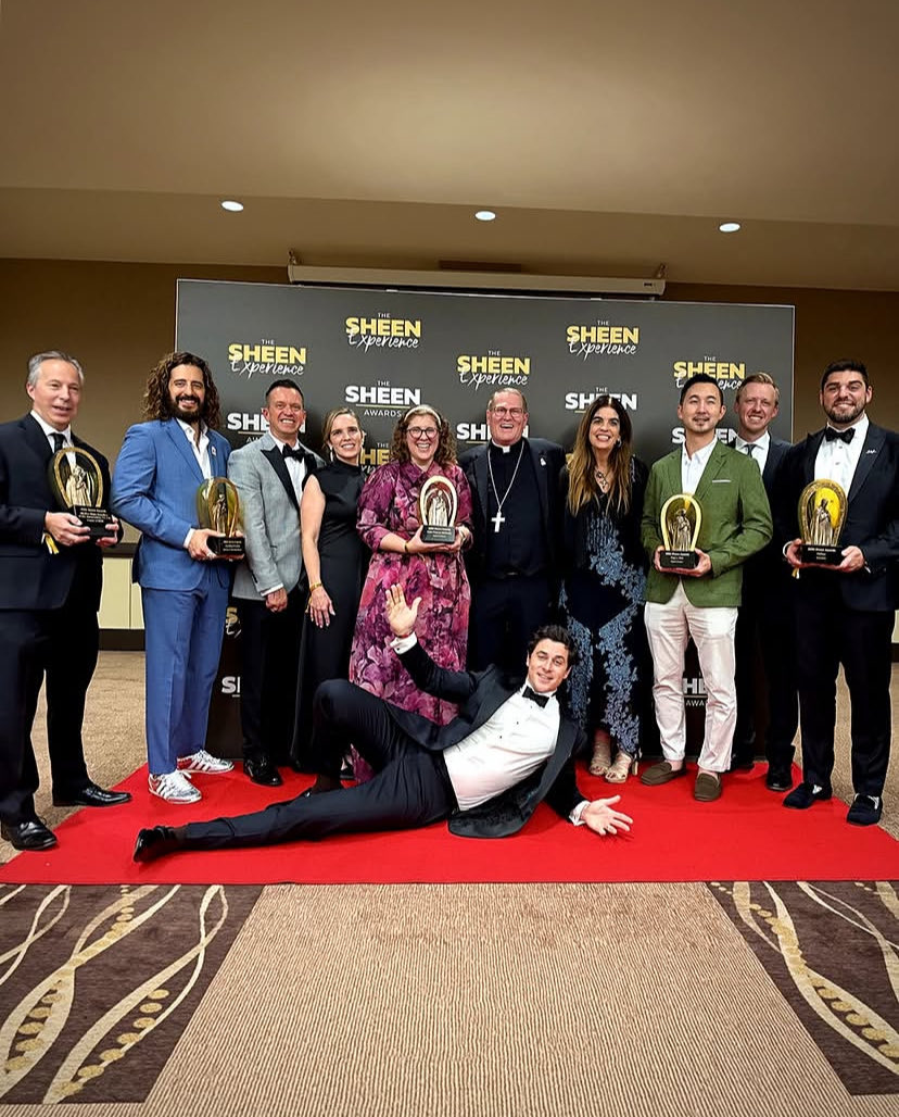JonathanRoumiJR's tweet photo. Jonathanroumie Thank you so much @peoriadiocese and the @archbishopfuItonsheen Foundation for honoring me with the TeIevision and streaming Impact Award.🙌🥰🏆

My prayer before every session has been,”Lord,let them not see my face,but see your face.🙏❤️ https://t.co/uMwSvmFwG7