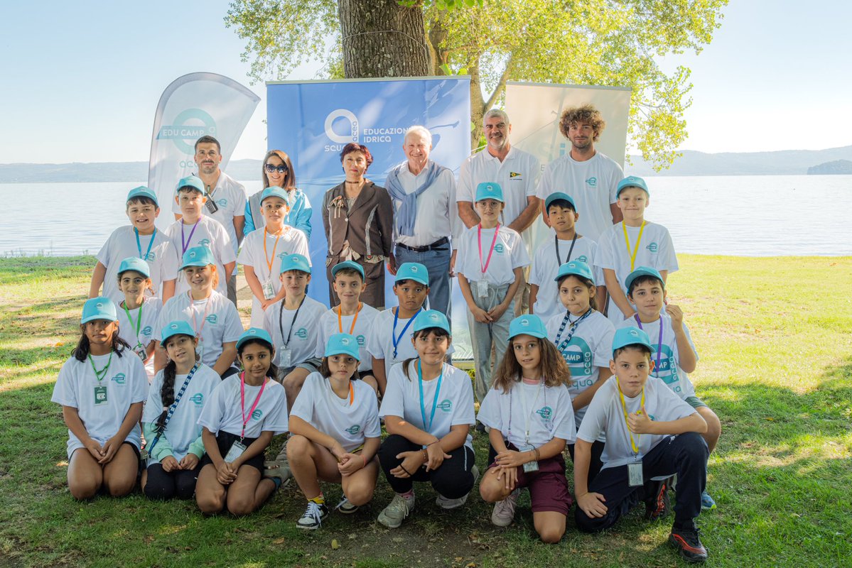 AceaGruppo's tweet photo. Diffondere tra i più giovani la cultura del risparmio e il valore inestimabile dell’acqua: è questo il cuore di Acea Scuola – Educazione Idrica, il progetto che portiamo avanti insieme al Ministero dell’Istruzione e del Merito per formare le nuove generazioni a un uso sempre più consapevole e responsabile della risorsa idrica.

Un percorso di sensibilizzazione su scala nazionale che coinvolge oltre 30mila studenti in tutta Italia, stimolando le loro idee anche attraverso un contest dedicato all’innovazione e alla gestione dell'acqua nelle case del futuro.

Per trasformare la teoria in un'esperienza concreta, l’Acea Acqua Edu Camp ha fatto tappa al Club Nautico di Capodimonte, in provincia di Viterbo. Insieme all’AD di Servizio Idrico Integrato Maria Grazia Costa e al Presidente Paolo Silveri, abbiamo accolto gli studenti della scuola primaria Mazzini di Terni per una giornata speciale che ha unito formazione, sport nautici e scoperta del territorio.

I ragazzi hanno scoperto il mondo della vela, una disciplina che insegna il valore del rispetto reciproco e della tutela dell'acqua. Attraverso giochi educational e attività interattive, hanno potuto approfondire in modo divertente e coinvolgente i temi affrontati durante il percorso formativo, trasformando la teoria in esperienza concreta.

#Acea #AceaScuola #EducazioneIdrica #AceaAcquaEduCamp