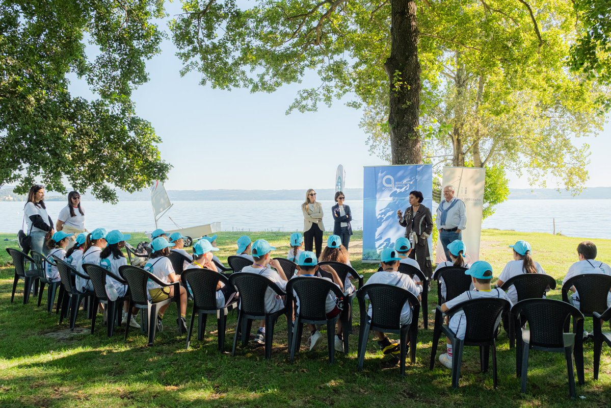 AceaGruppo's tweet photo. Diffondere tra i più giovani la cultura del risparmio e il valore inestimabile dell’acqua: è questo il cuore di Acea Scuola – Educazione Idrica, il progetto che portiamo avanti insieme al Ministero dell’Istruzione e del Merito per formare le nuove generazioni a un uso sempre più consapevole e responsabile della risorsa idrica.

Un percorso di sensibilizzazione su scala nazionale che coinvolge oltre 30mila studenti in tutta Italia, stimolando le loro idee anche attraverso un contest dedicato all’innovazione e alla gestione dell'acqua nelle case del futuro.

Per trasformare la teoria in un'esperienza concreta, l’Acea Acqua Edu Camp ha fatto tappa al Club Nautico di Capodimonte, in provincia di Viterbo. Insieme all’AD di Servizio Idrico Integrato Maria Grazia Costa e al Presidente Paolo Silveri, abbiamo accolto gli studenti della scuola primaria Mazzini di Terni per una giornata speciale che ha unito formazione, sport nautici e scoperta del territorio.

I ragazzi hanno scoperto il mondo della vela, una disciplina che insegna il valore del rispetto reciproco e della tutela dell'acqua. Attraverso giochi educational e attività interattive, hanno potuto approfondire in modo divertente e coinvolgente i temi affrontati durante il percorso formativo, trasformando la teoria in esperienza concreta.

#Acea #AceaScuola #EducazioneIdrica #AceaAcquaEduCamp