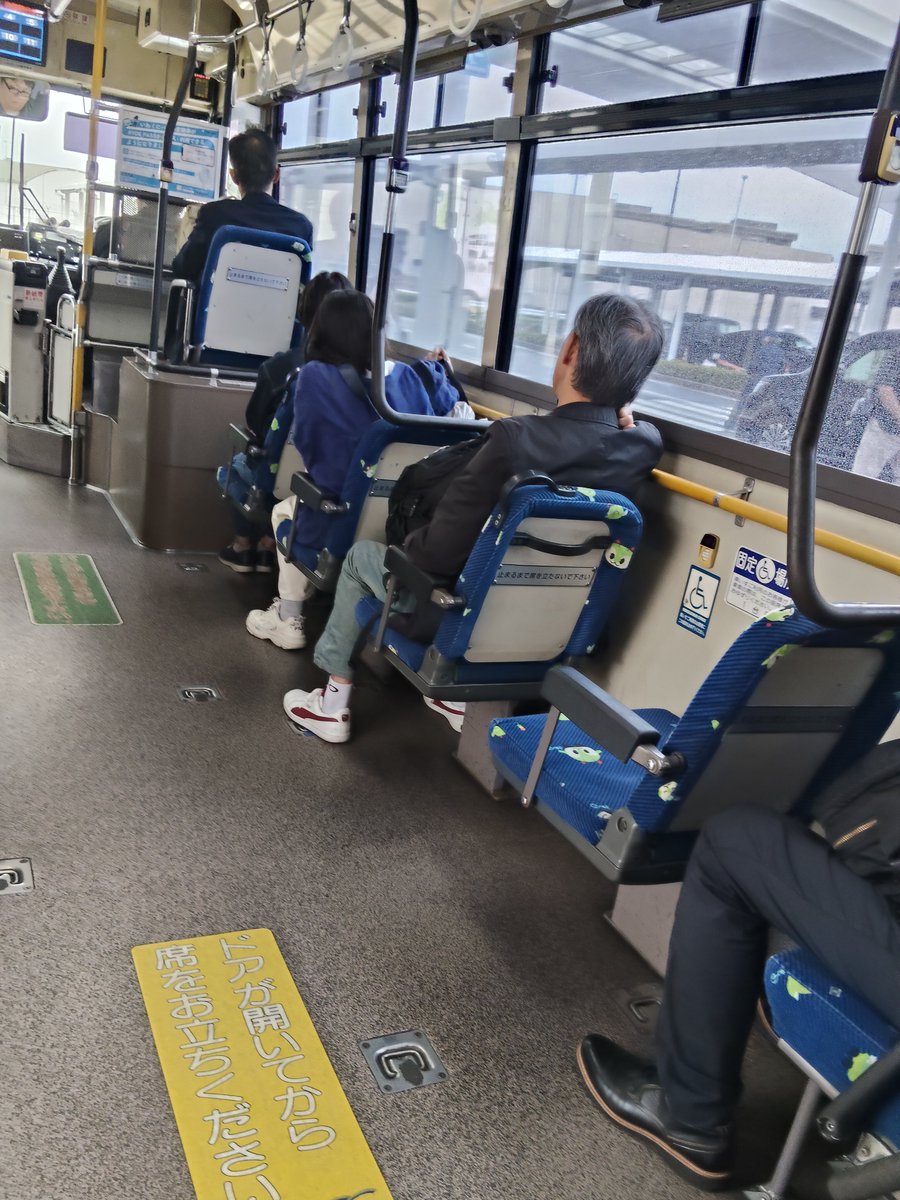 lequios's tweet photo. 羽��から機材交換のため一時間延着して現着。空港連絡バスは、岩手県交通と同じ都営バスのみんくるがお出迎え。久しぶりのJRWはキハ40が目の前、そして115系がまだ現役！路面電車に揺られて市街地に到着です。 https://t.co/FSnMw19grC